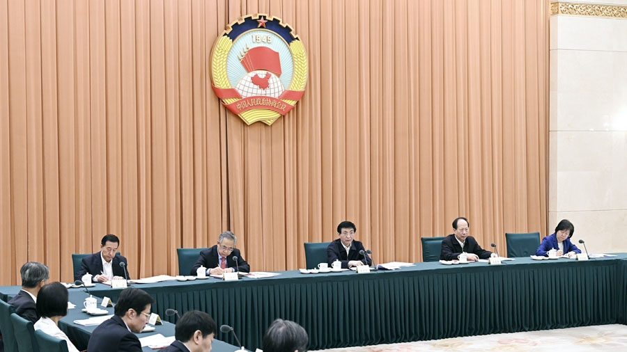 王沪宁主持召开政协第十四届澳门赌场委员会第一次主席会议